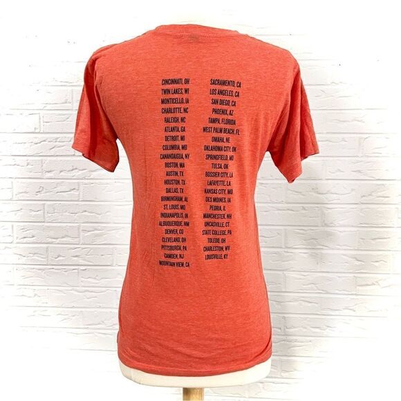 🚨4/$25 Keith Urban Light The Fuse Tour Women’s Shirt Size Small - Picture 2 of 3